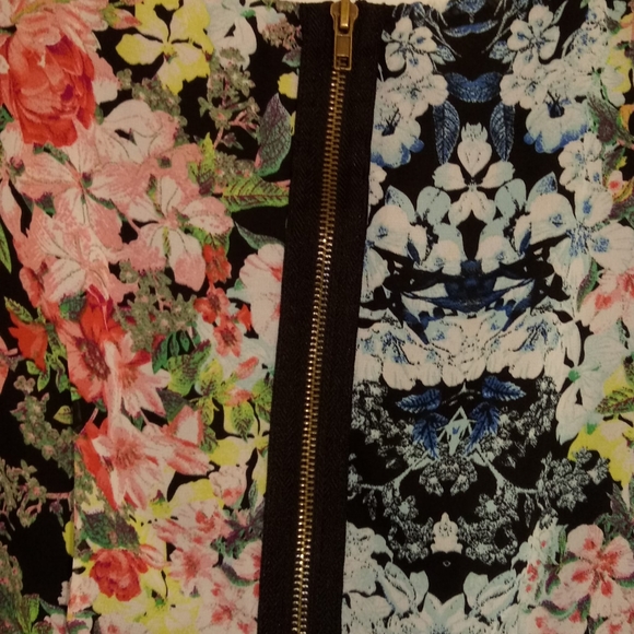 SPEECHLESS FLORAL DRESS FREE WHEN BUNDLED WITH PURCHASE OF $25 OR MORE - Picture 4 of 7